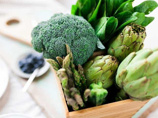 FODMOP-friendly vegetables including broccoli, asparagus, artichokes and spinach